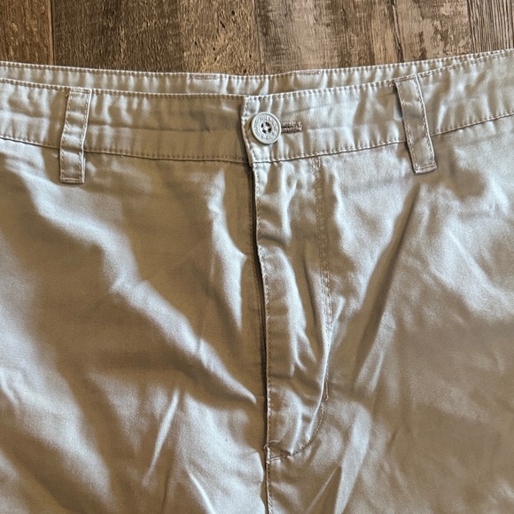 Quiksilver Men's Light Gray Flat Front Shorts - Picture 2 of 7